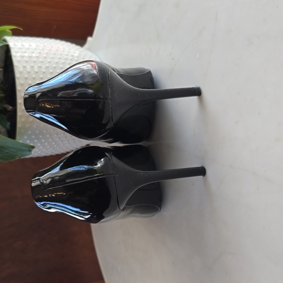 Guess black patent leather stilettos. - Picture 4 of 6